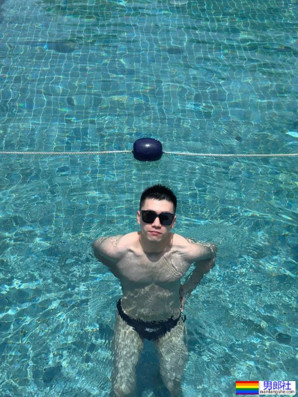 白白嫩嫩的，大长腿帅哥 - 51虹马