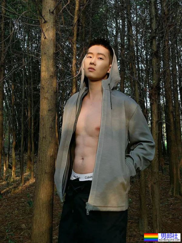 小树林里的腹肌小哥哥，太有诱惑力了 - 51虹马