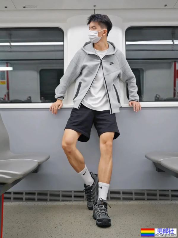 地铁上穿灰裤子的白袜小哥 - 51虹马
