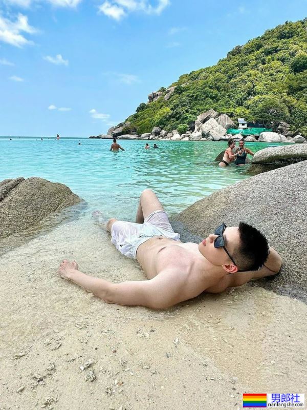 碧海蓝天，阳光帅气小鲜肉，穿着好清爽 - 51虹马