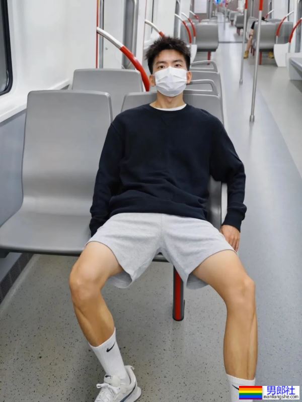 地铁上穿灰裤子的白袜小哥 - 51虹马