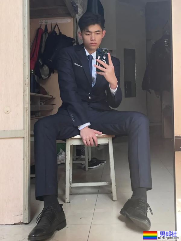 正装体育生男大 185CM - 51虹马