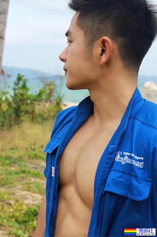 弹吉他的黑皮肌肉壮男洗澡了！ - 51虹马