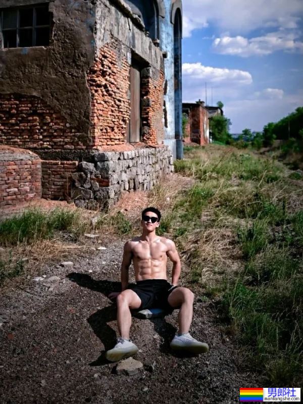 太原理工大学的体育生学长，直男的肌肉身材真棒 - 51虹马