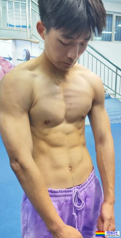 河北体育学院18岁男大，浴室自拍只能打码才能发 - 51虹马