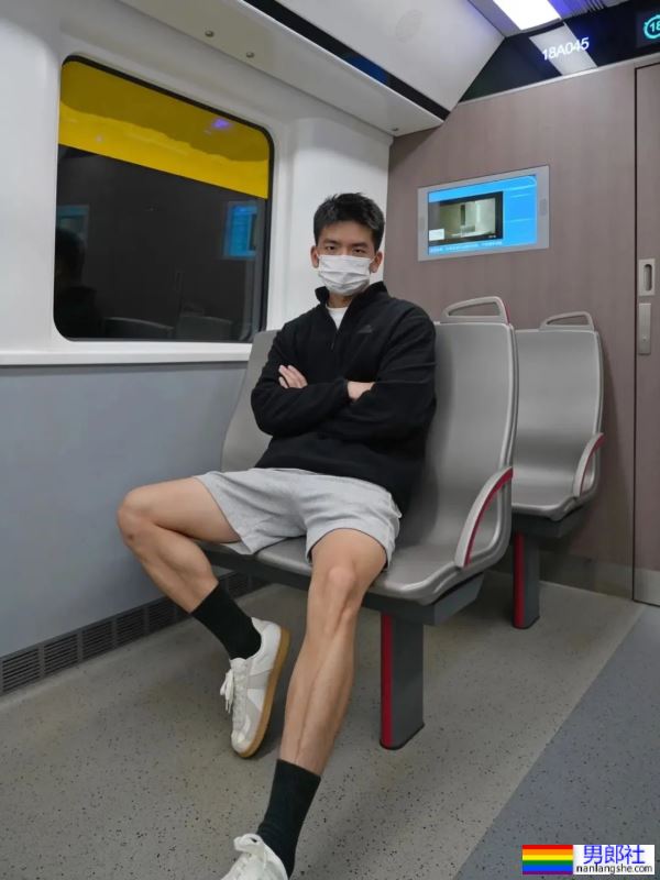 地铁上穿灰裤子的白袜小哥 - 51虹马
