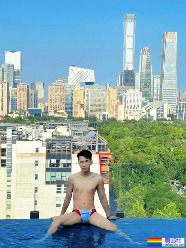 瘦猴系帅哥，这身子很让人馋啊 - 51虹马