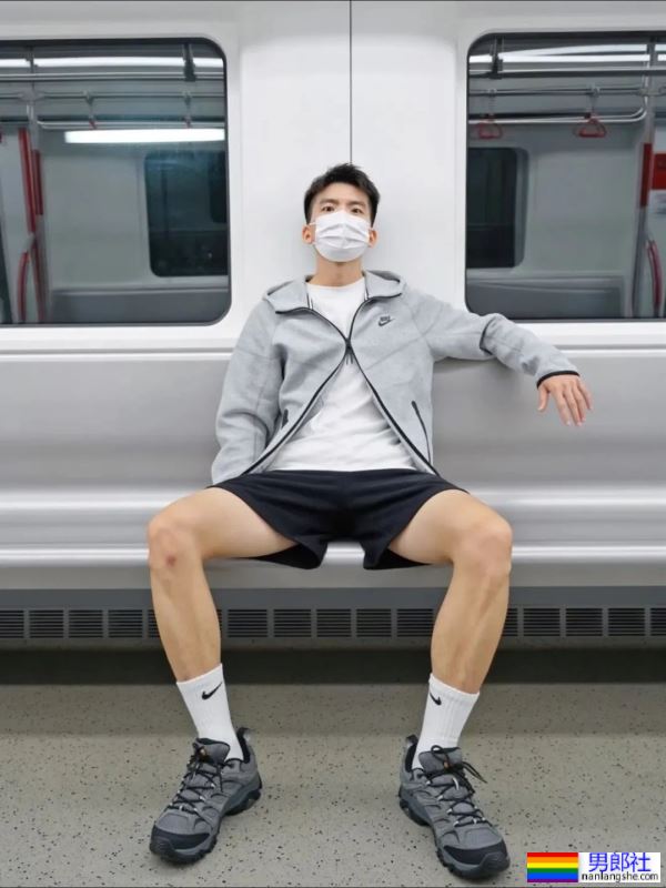 地铁上穿灰裤子的白袜小哥 - 51虹马