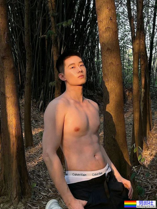 小树林里的腹肌小哥哥，太有诱惑力了 - 51虹马