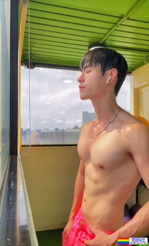 青春无敌，有小腹肌的男大 - 51虹马