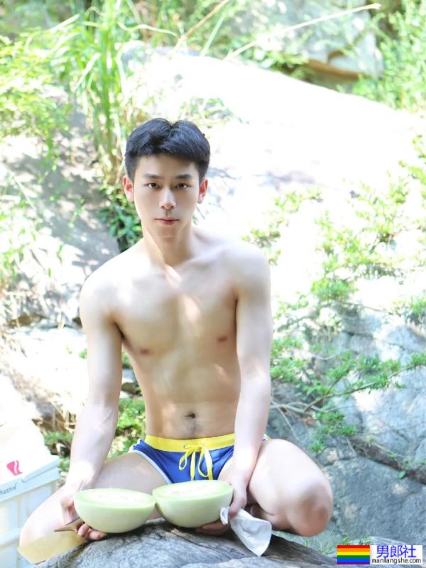 夏日玩水的少年 - 51虹马