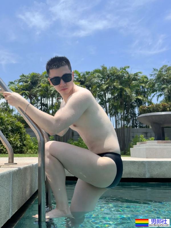 白白嫩嫩的，大长腿帅哥 - 51虹马