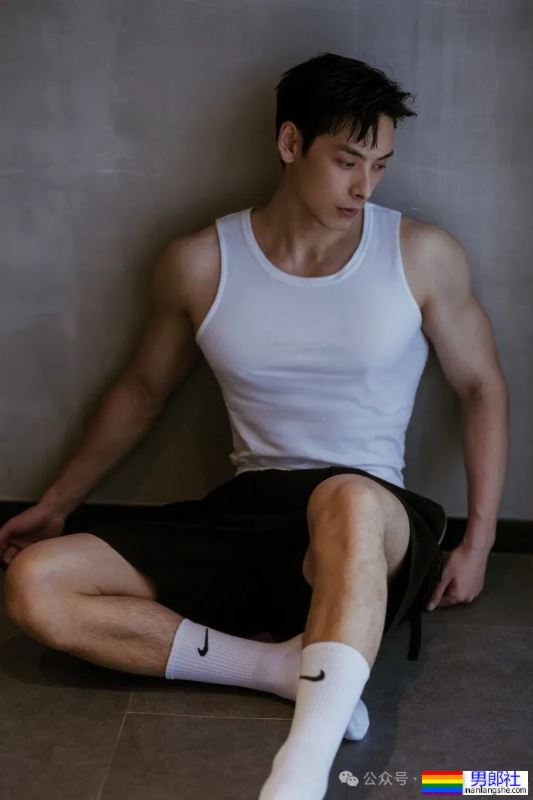 剑眉星目,腹肌诱人!Neal李昂的写真集,每一张都让人想舔屏! - 51虹马 剑眉星目,腹肌诱人!Neal李昂的写真集,每一张都让人想舔屏! - 51虹马