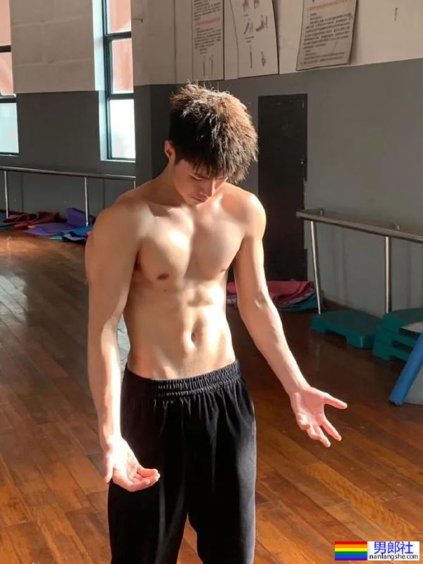 体育生男大，一脱我就可以了 - 51虹马