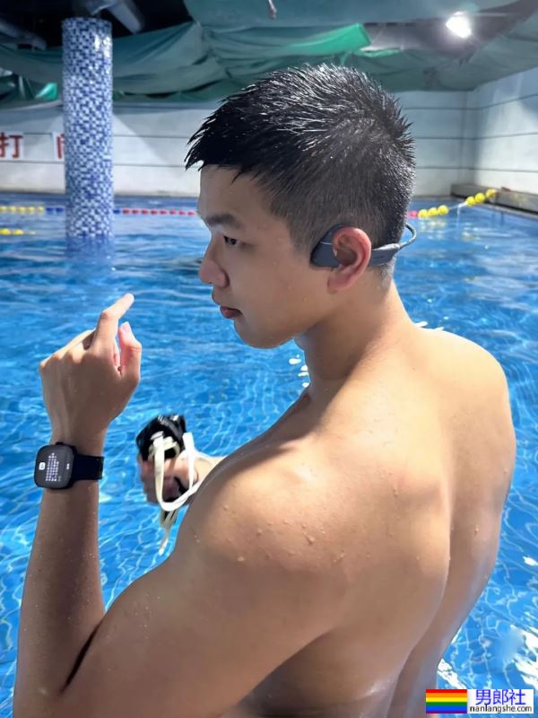 宽肩窄腰，大胸肌，力量感满满 - 51虹马