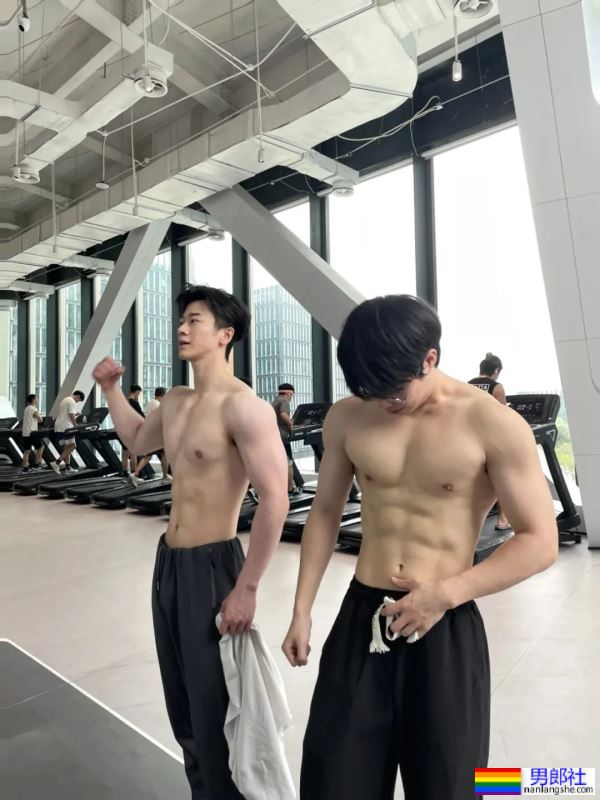 和好兄弟一起健身秀身材，是快乐的 - 51虹马