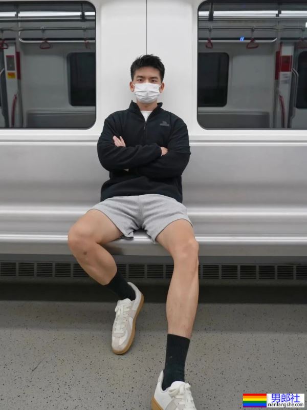 地铁上穿灰裤子的白袜小哥 - 51虹马