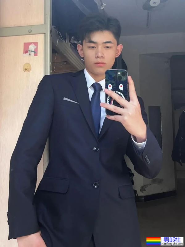 正装体育生男大 185CM - 51虹马