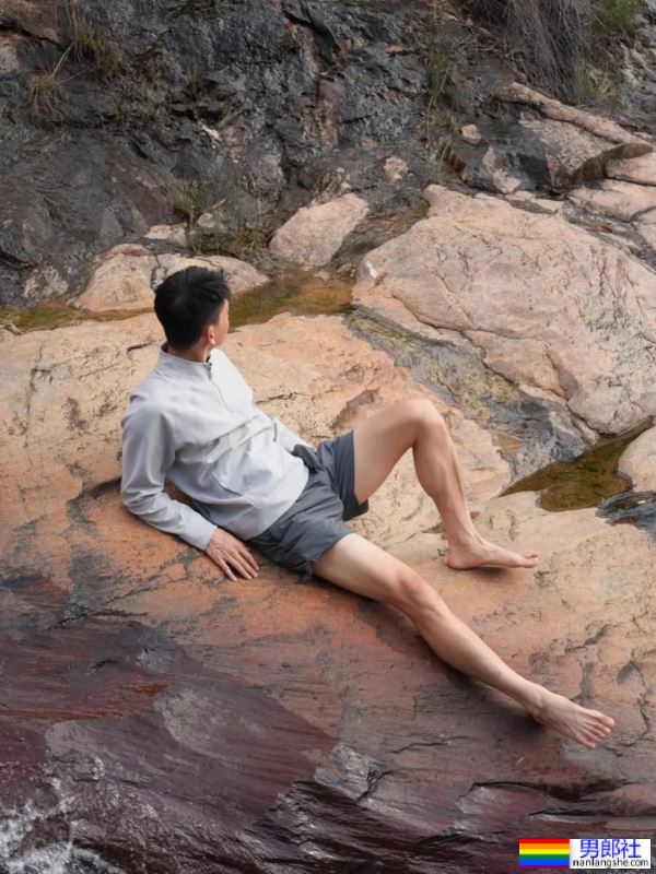 地铁上穿灰裤子的白袜小哥 - 51虹马