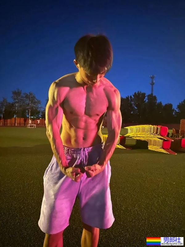 河北体育学院18岁男大，浴室自拍只能打码才能发 - 51虹马