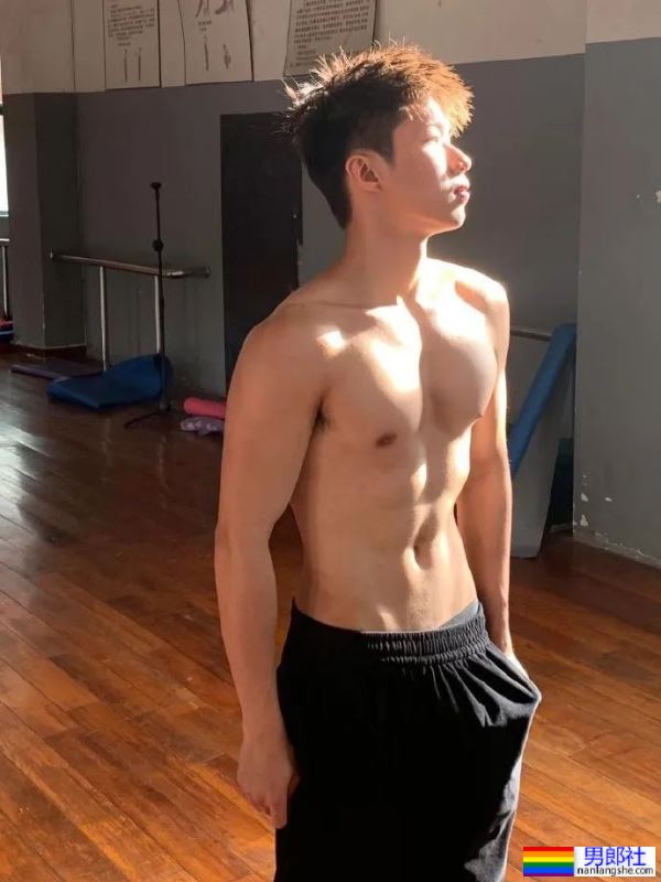 体育生男大，一脱我就可以了 - 51虹马