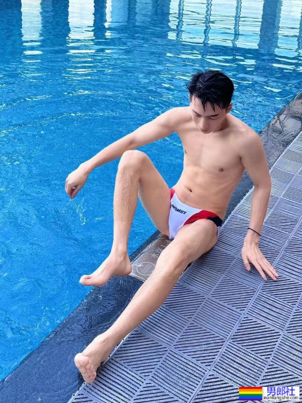 瘦猴系帅哥，这身子很让人馋啊-51虹马