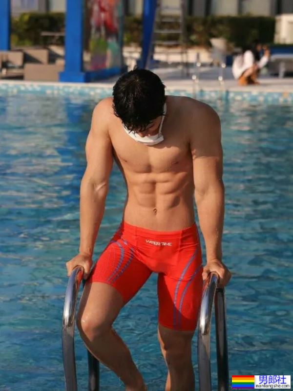 宝藏男孩，身材好到失真 - 51虹马