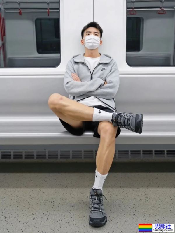 地铁上穿灰裤子的白袜小哥 - 51虹马