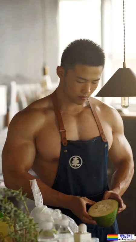 弹吉他的黑皮肌肉壮男洗澡了！ - 51虹马