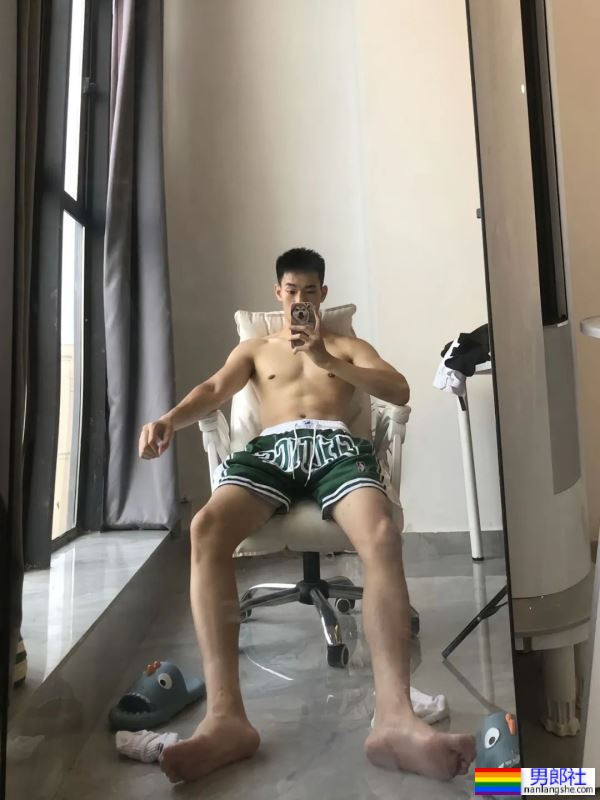 极品男大体育生，很难不爱 - 51虹马