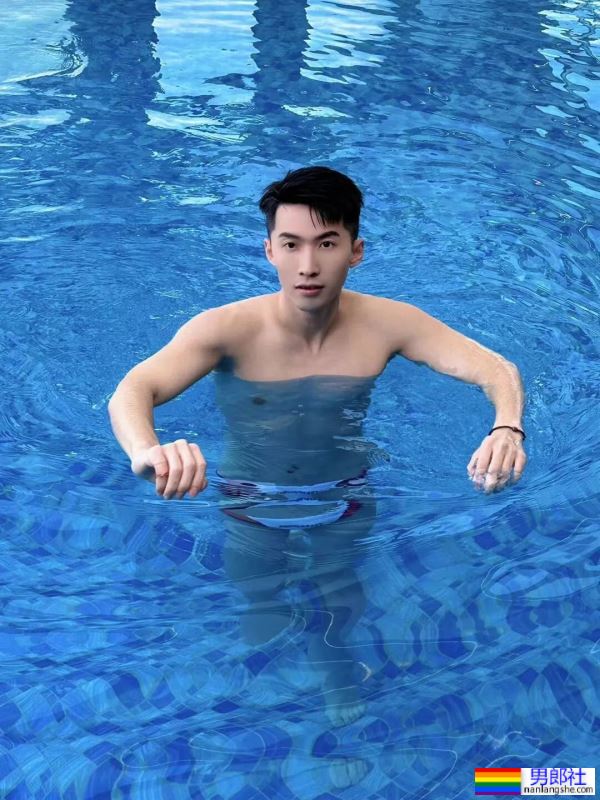 瘦猴系帅哥，这身子很让人馋啊 - 51虹马