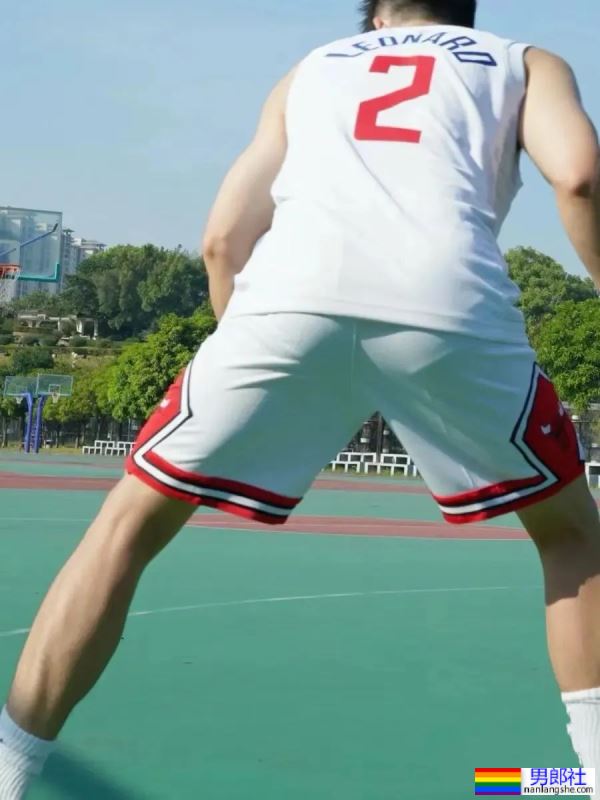 地铁上穿灰裤子的白袜小哥 - 51虹马