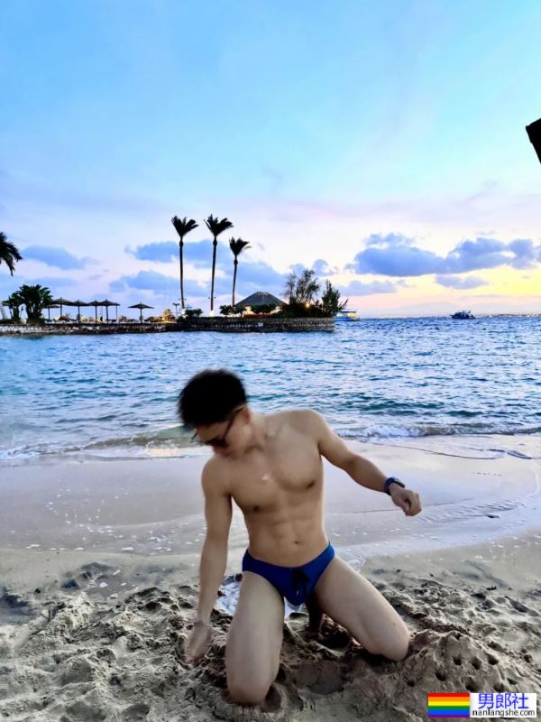 高高瘦瘦的大包男友，请你看腹肌 - 51虹马