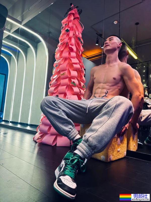 太吸睛，小鹿角腹肌男 - 51虹马