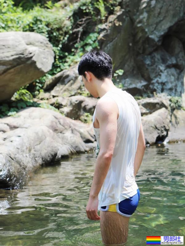 夏日玩水的少年 - 51虹马