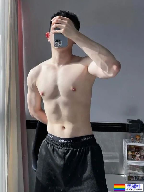 我的天，他不露脸的照片拍的这么涩！ - 51虹马