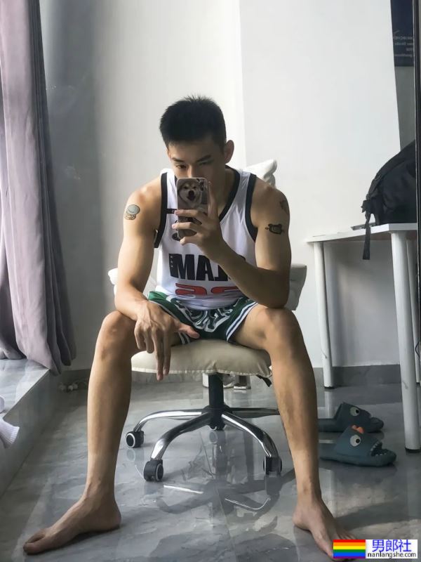 极品男大体育生，很难不爱 - 51虹马