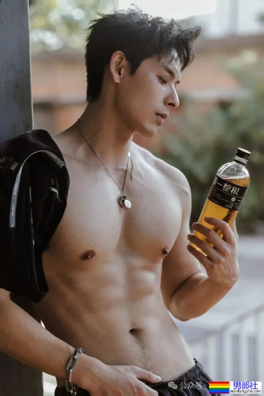 剑眉星目,腹肌诱人!Neal李昂的写真集,每一张都让人想舔屏! - 51虹马 剑眉星目,腹肌诱人!Neal李昂的写真集,每一张都让人想舔屏! - 51虹马