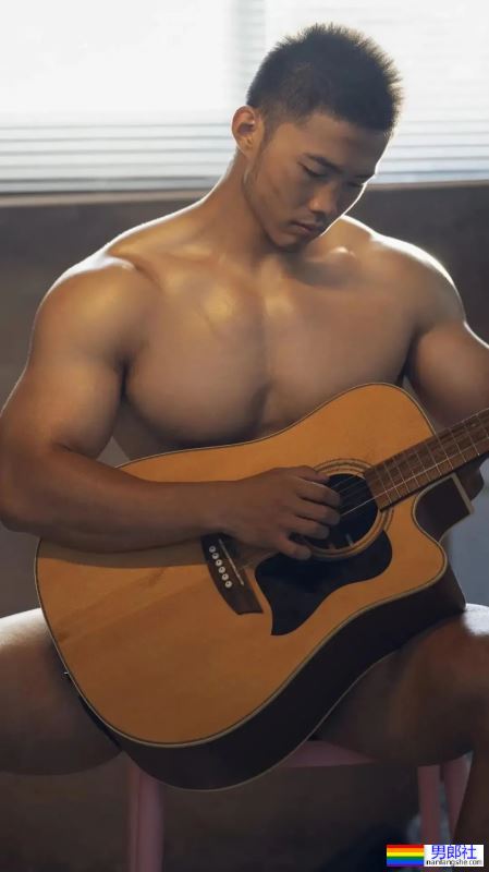 弹吉他的黑皮肌肉壮男洗澡了！ - 51虹马