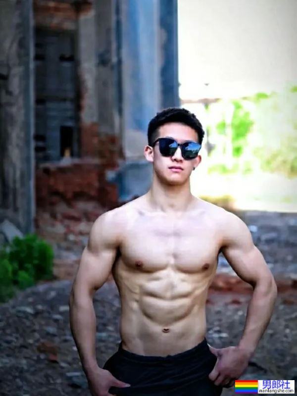 太原理工大学的体育生学长，直男的肌肉身材真棒 - 51虹马