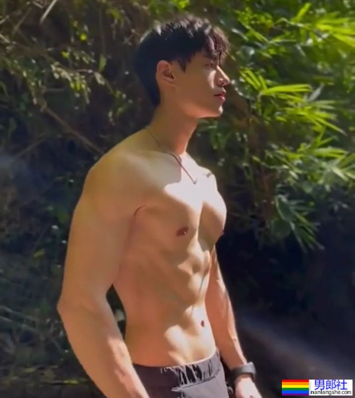 青春无敌，有小腹肌的男大 - 51虹马