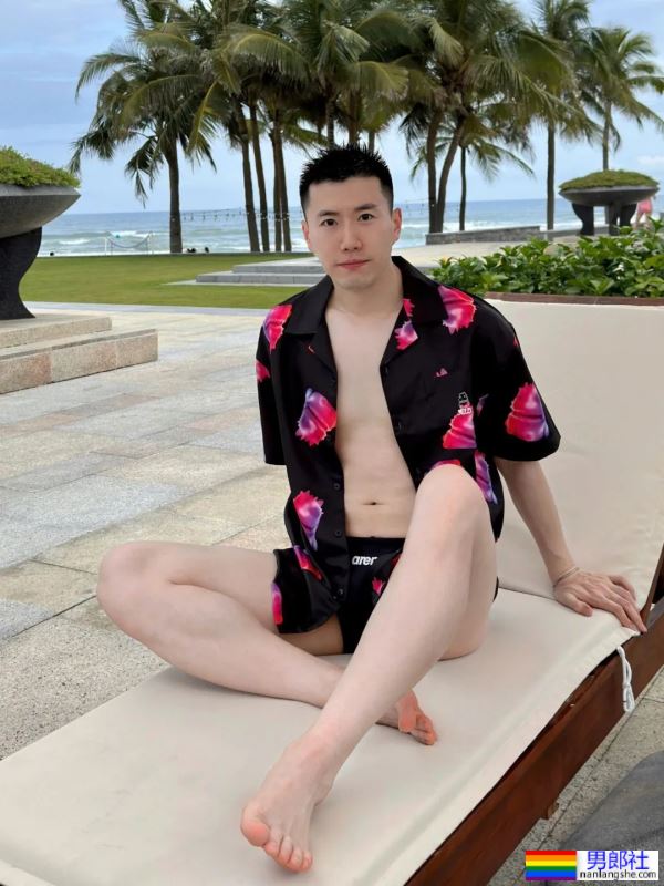 白白嫩嫩的，大长腿帅哥 - 51虹马