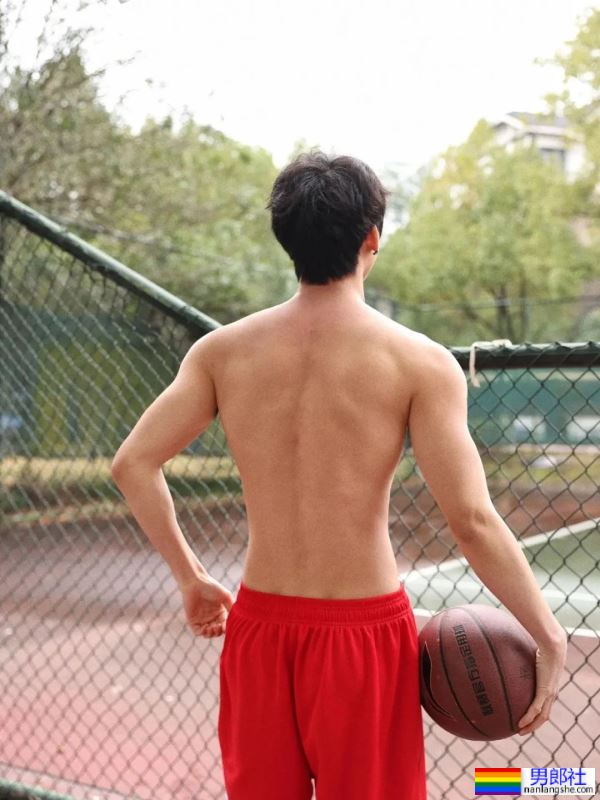 青春无敌，有小腹肌的男大 - 51虹马