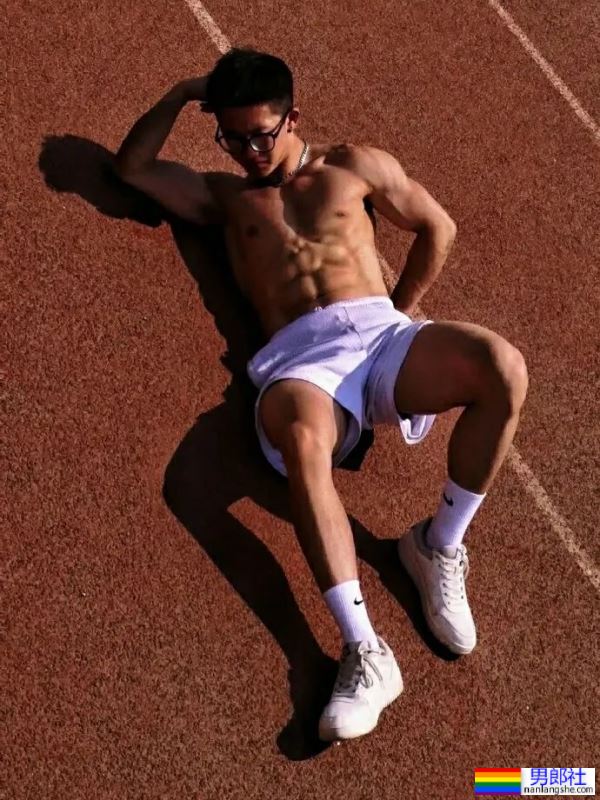 太原理工大学的体育生学长，直男的肌肉身材真棒-51虹马