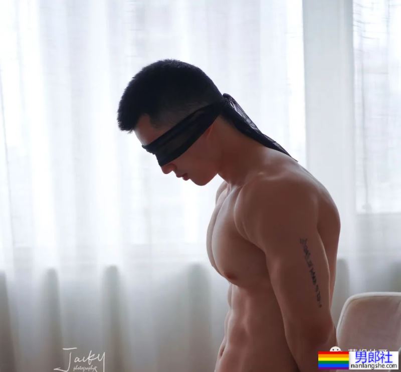 肌肉小哥超爱蒙着脸这姿势,性张力拉满了! - 51虹马 肌肉小哥超爱蒙着脸这姿势,性张力拉满了! - 51虹马