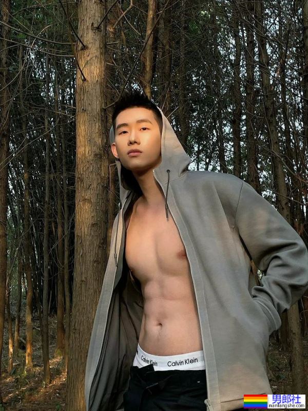 小树林里的腹肌小哥哥，太有诱惑力了 - 51虹马