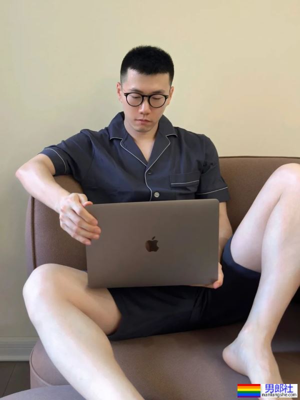 白白嫩嫩的，大长腿帅哥 - 51虹马