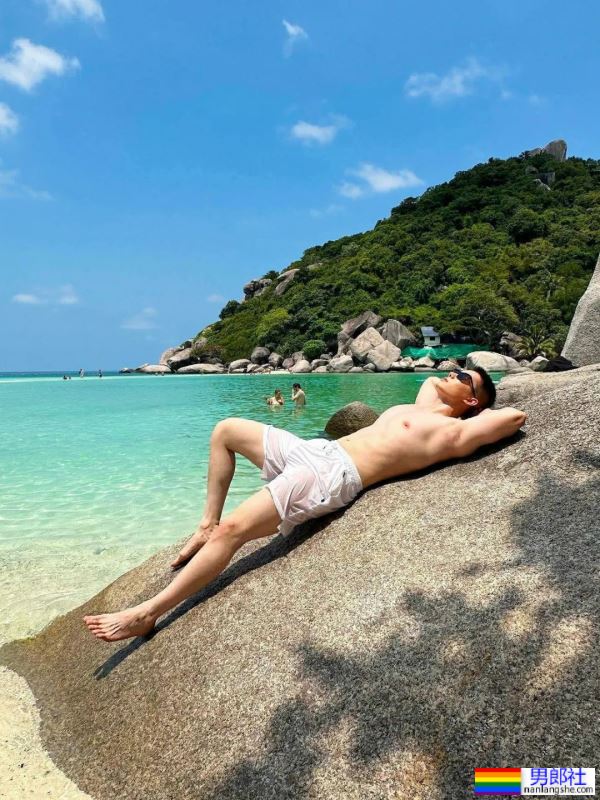 碧海蓝天，阳光帅气小鲜肉，穿着好清爽 - 51虹马