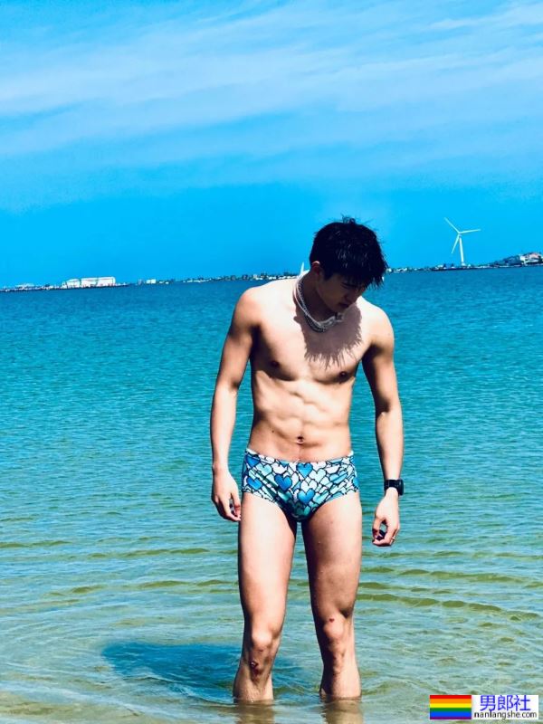 黑皮长腿小哥哥，身材真棒 - 51虹马