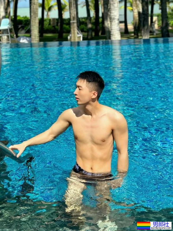 瘦猴系帅哥，这身子很让人馋啊 - 51虹马